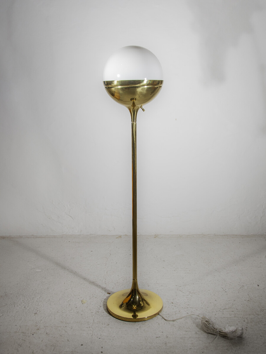 Brass Large Opal Globe Vereinigte Werkstätten Floor Lamp, 1970s Germany