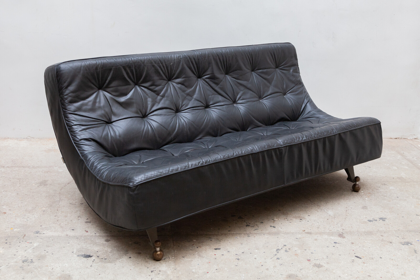 - van Sofa Interiors Netherlands - 1980s, DECORATIVE Eclectic den Black Akanthos European & Leather by ANTIQUES Gerard - Montis Berg Items Added Tufted Recent