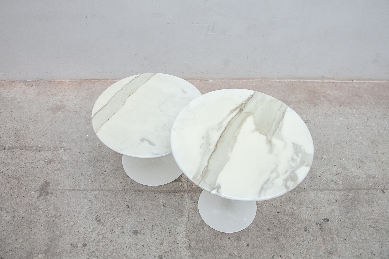 Set of Two Eero Saarinen Sofa Side Tables in White Marble for Knoll, Labeled