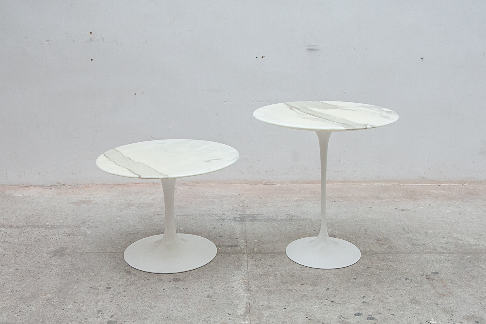 Set of two Eero Saarinen Sofa Side Tables in White Marble for Knoll, Labeled